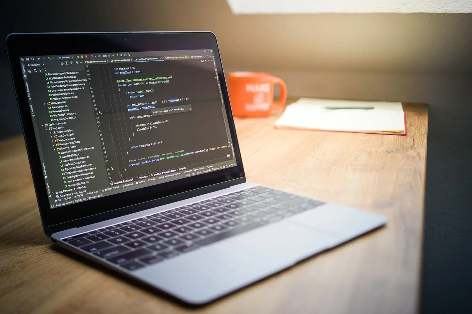Kod ekranı ve çalışma masası