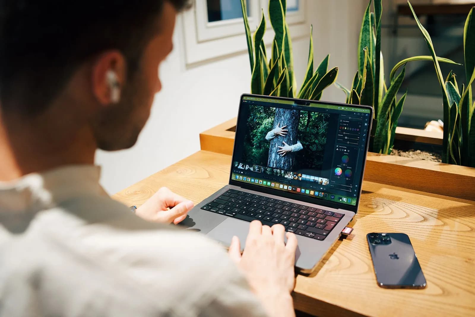 Laptop ile modern çalışma ortamı